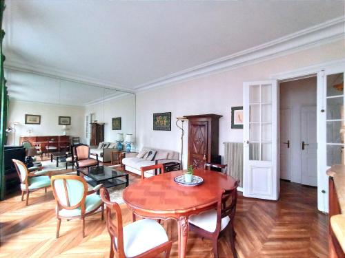 Photo de la galerie de l'établissement Bd de la Tour Maubourg - Paris 7, à Paris