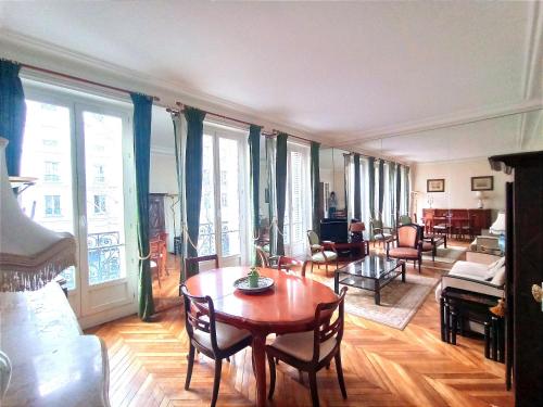 Photo de la galerie de l'établissement Bd de la Tour Maubourg - Paris 7, à Paris