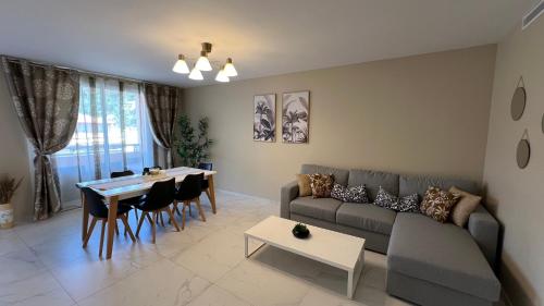 un salon avec un canapé et une table dans l'établissement Super logement - Mer à 5 min à pieds !, à Nice