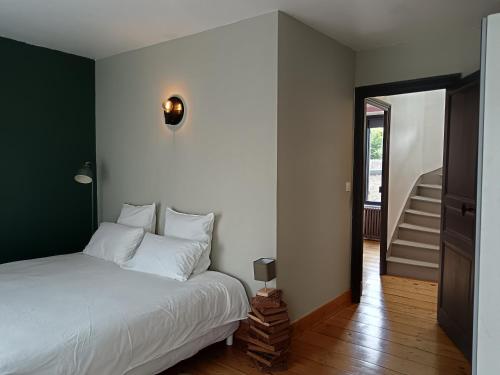 - une chambre dotée d'un lit avec un mur vert dans l'établissement Maison familiale centre-ville 4 chambres mezzanine, à Saint-Brieuc