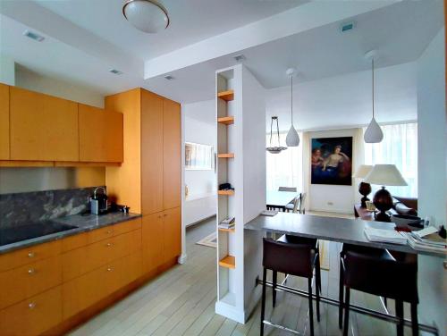 une cuisine avec une table et quelques chaises dans l'établissement Rue de l'Université - Paris 7, à Paris