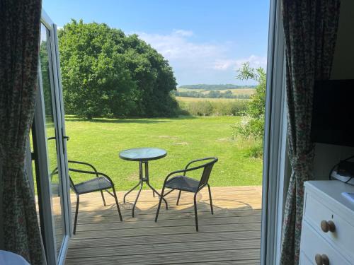 a balcony with a table and two chairs and a table and chairs at Provender beautiful views and intimate comfort in Guestling