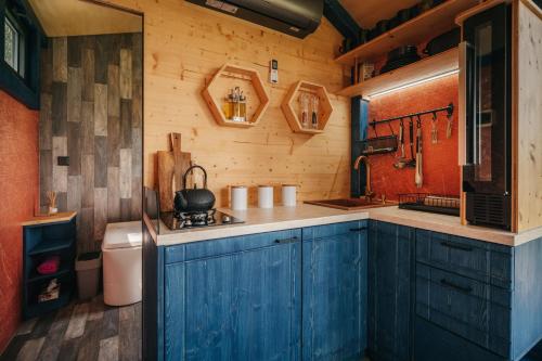 Una cocina o cocineta en TinyHouse Louis