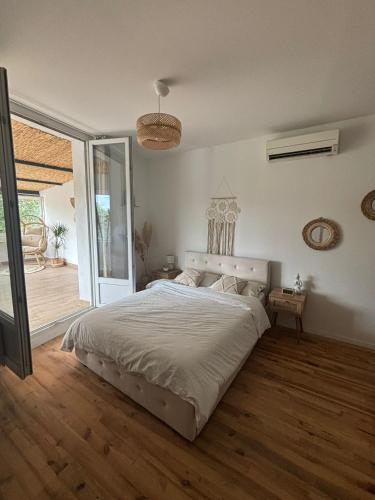 une chambre avec un grand lit et un balcon dans l'établissement Studio 2, à Avignon