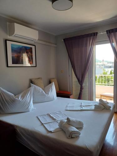 Posteľ alebo postele v izbe v ubytovaní APARTMAN LAURA GALILEO blizu centra i plaze