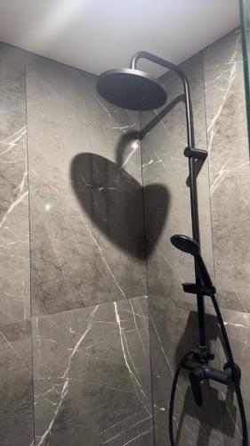une ombre d'une personne dans une cabine de douche dans l'établissement Love Time, à Marseille
