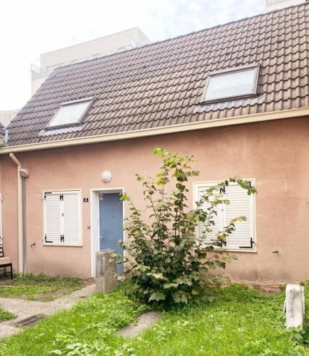 une maison avec un arbre devant dans l'établissement Maison familiale JO 2024, à Bondy
