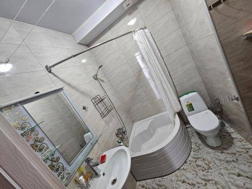 Phòng tắm tại Two-Bedroom Apartment Двухкомнатная квартира