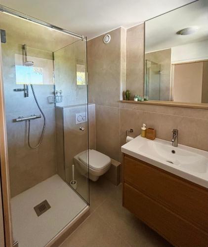 une salle de bain avec une douche, des toilettes et un lavabo dans l'établissement Studio Port de Hyeres Plage et Piscine, à Hyères