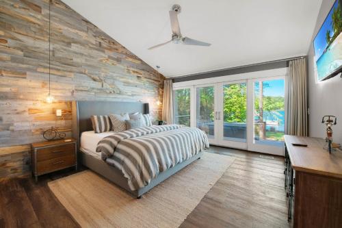 Ένα ή περισσότερα κρεβάτια σε δωμάτιο στο Lake Norman Hideaway