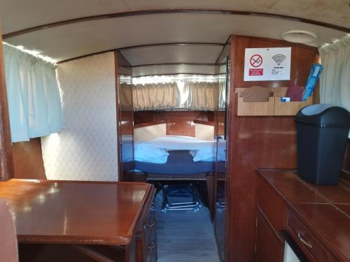 une petite pièce avec un lit et une table dans l'établissement Petit yacht, au Barcarès