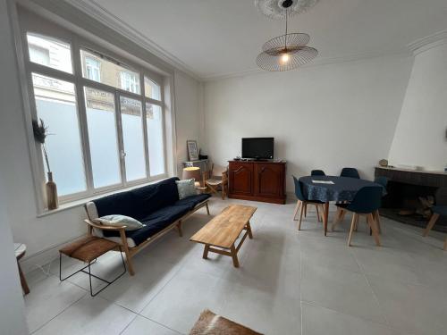 Jolie Maison - 6pers avec Billard, Cour, Garage et Borne de Recharge