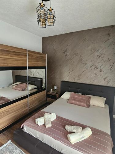 乌尔齐尼Apartments Ishmi in center of Ulcinj的一间卧室，有两张床，床上有毛巾