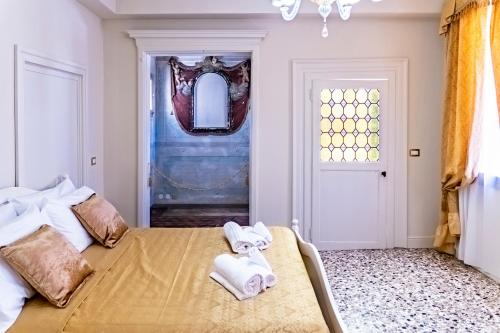 Cama o camas de una habitación en Palazzo Titti Rialto Suites