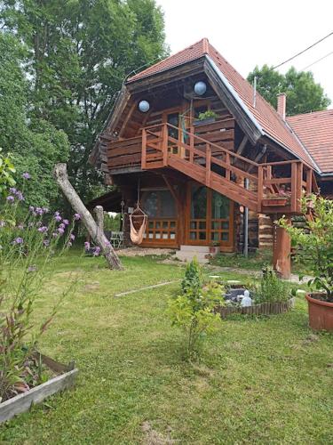 Apartman egy Makovecz Imre tervezte házban