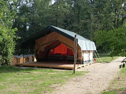 une grande tente dans un champ dans un parc dans l'établissement Au Chat qui Pêche, à Thenay