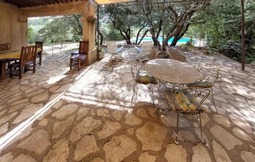 - un patio avec une table et des chaises sur un sol en pierre dans l'établissement Stunning Home In Lorgues With Wifi, à Lorgues
