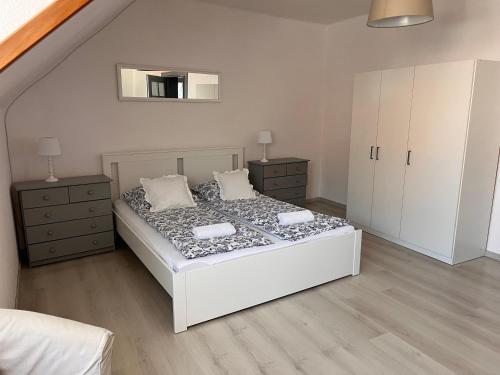 Posteľ alebo postele v izbe v ubytovaní Pacsirta Apartman Grand