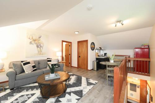 a living room with a couch and a table at Cozy Mountain Retreat * Dog Friendly in Lyndhurst
