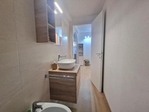 een badkamer met een witte wastafel en een toilet bij Domu Mea in Quartu SantʼElena
