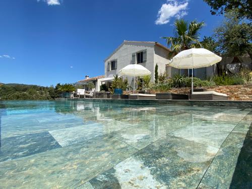 une image d'une piscine en face d'une maison dans l'établissement Villa Alba en Provence, à Besse-sur-Issole