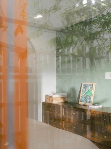 a room with a wooden dresser with a picture on it at Miền Sương Khói - Home & Café in Khu Chi Lăng