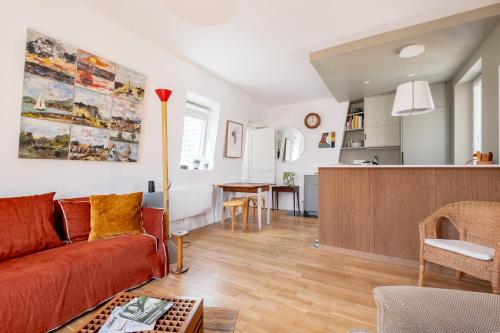 un salon avec un canapé et une table dans l'établissement Veeve - Harmonious Hues, à Paris