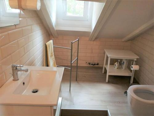un baño con lavabo e inodoro en Maison Mirt, en Bolonia