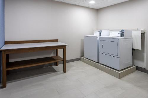 Кухня или мини-кухня в Holiday Inn Express Hotel & Suites Center Township by IHG
