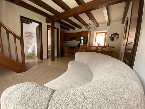 a living room with a couch and a kitchen at Relais du Dompeter in Molsheim