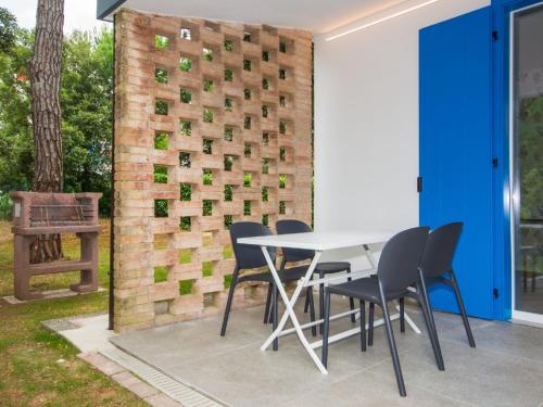 una mesa y sillas frente a una pared de ladrillo en Holiday Home Tiny House by Interhome, en Lo Stallone