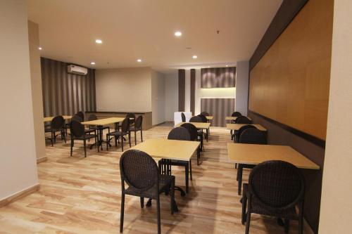 Οι επιχειρηματικές εγκαταστάσεις ή/και οι αίθουσες συνεδριάσεων στο Genio Hotel Manado