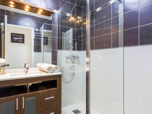 une salle de bain avec douche et lavabo dans l'établissement Apartment Jardin Pastorelli by Interhome, à Nice