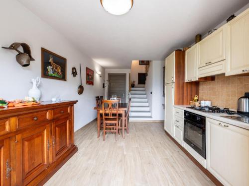 Η κουζίνα ή μικρή κουζίνα στο Holiday Home Chalets Mongioie by Interhome
