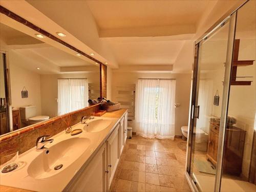 une salle de bain avec deux lavabos et une douche en verre dans l'établissement La Bergerie des Pottiers. Mas rénové climatisation Piscine, à Crillon-le-Brave