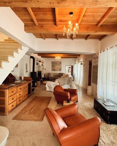 un salon avec un canapé et un lit dans l'établissement La Bergerie des Pottiers. Mas rénové climatisation Piscine, à Crillon-le-Brave