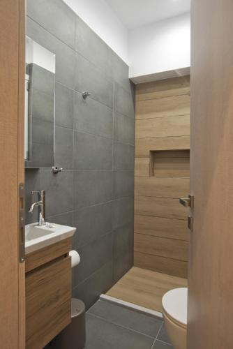 Athenian Escape 2BR, 2BA, Stylish Fully Reno Apt