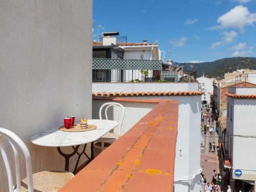 un tavolo e delle sedie sul balcone di un palazzo di Apartment Garbinada by Interhome a Tossa de Mar