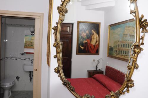 un miroir accroché au mur dans une salle de bain dans l'établissement Casavamica, à Rome