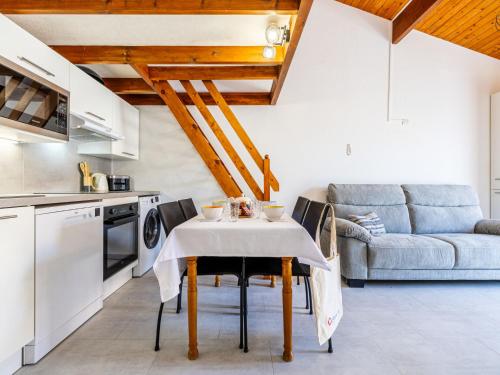 une cuisine et un salon avec une table et des chaises dans l'établissement Holiday Home Les Maisons de l'Océan-3 by Interhome, à La Palmyre