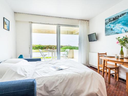 - une chambre avec un lit, une table et un balcon dans l'établissement Studio Penduick-2 by Interhome, à Quiberon