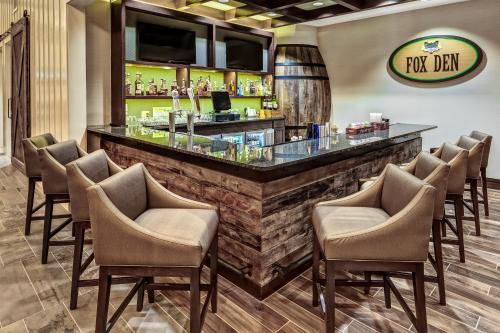 Lounge atau bar di Black Fox Lodge Pigeon Forge, Tapestry Collection by Hilton