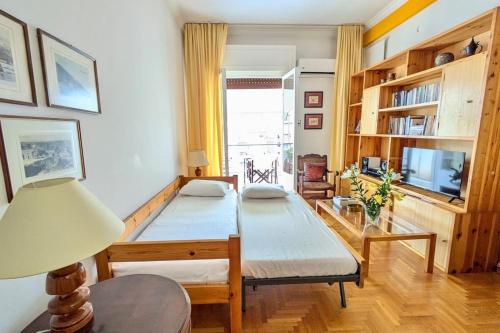 Bright Top-Floor Apartment - 2 Terraces - Αbove metro