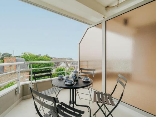 une table et des chaises sur un balcon avec vue dans l'établissement Apartment Le Cap Fréhel by Interhome, à Dinard