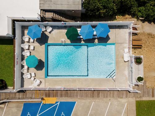 an overhead view of a swimming pool with umbrellas at Mia's Boutique Hotel in Nags Head