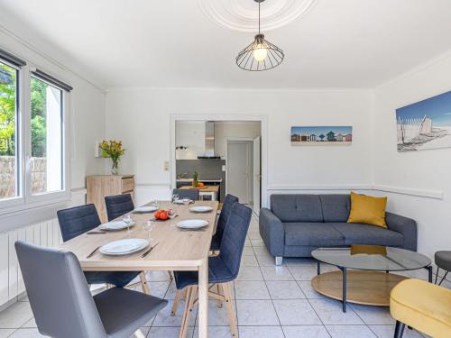 un salon avec une table et un canapé dans l'établissement Holiday Home Les Ondes by Interhome, à Carnac