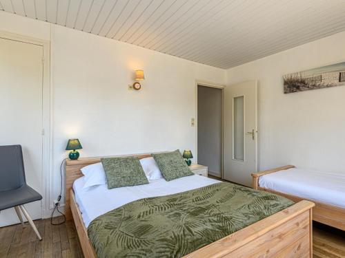 une chambre avec un lit, un bureau et une chaise dans l'établissement Holiday Home Les Ondes by Interhome, à Carnac