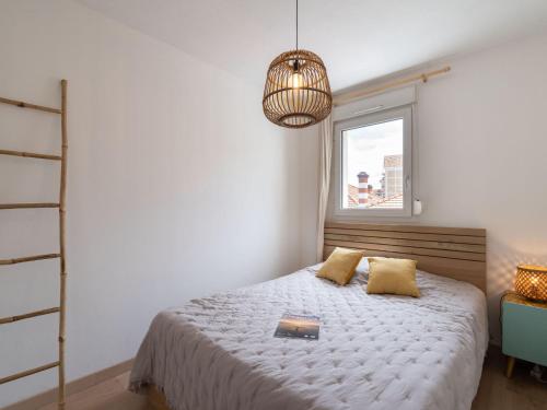 une chambre avec un lit et une fenêtre dans l'établissement Apartment Saint Lys by Interhome, à Arcachon