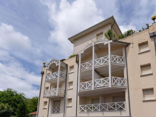 un immeuble avec des balcons blancs contre un ciel bleu dans l'établissement Apartment Saint Lys by Interhome, à Arcachon