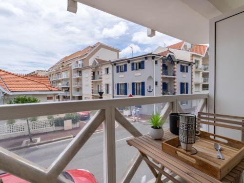 d'un balcon avec une table et une vue sur la rue. dans l'établissement Apartment Saint Lys by Interhome, à Arcachon